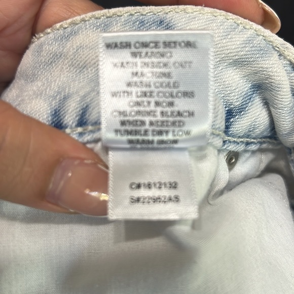 Altar’d State White Distressed Destroyed Denim Cutoff Shorts Size 27 - Picture 6 of 7